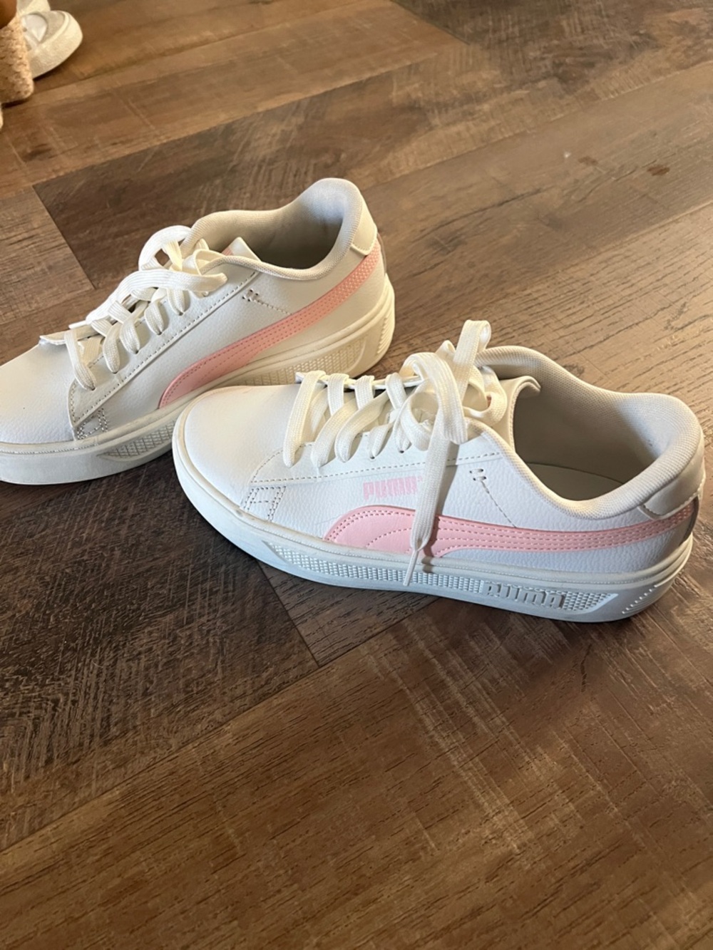 Women’s size 8 
Puma White Low-Top Sneakers with Pink Accent🩷